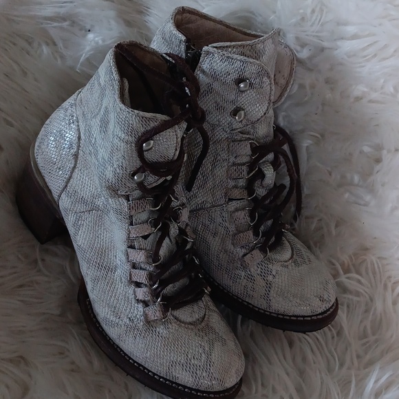 Boots, DEVIN, size 9, leather upper, leather lining,leather sole, made in Mexico - Picture 3 of 4